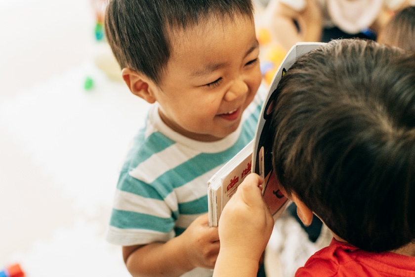 夢中になる子どもの自然な笑顔